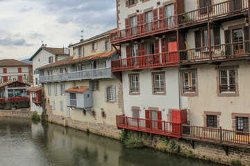 Fototapeta na wymiar houses on the river