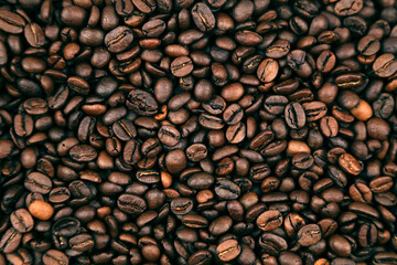 Naklejka premium Close-up of roasted brown coffee beans background 