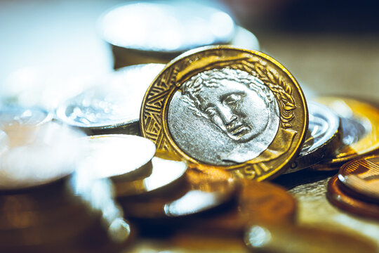 Real - A moeda brasileira. Moedas do Real Brasileiro sobre uma mesa em fotografia macro. Conceitos de economia brasileira e finanças.