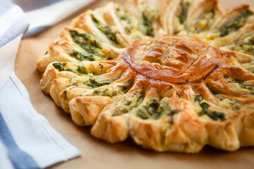 Delicious pie with spinach and ricotta cheese in the shape of a sunflower.