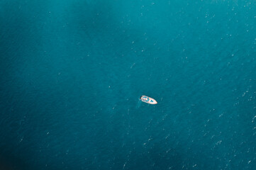 boat in the sea © Thacher Andreae