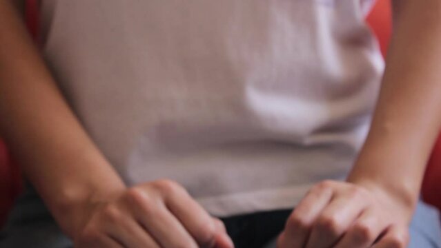 Persona sencilla con manos vac&iacute;as