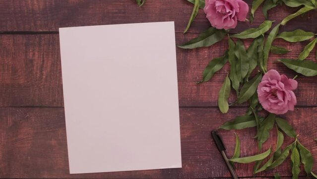 Vista desde arriba antes de escribir una carta con flores de adorno