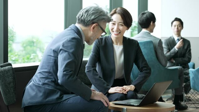 応接室で打ち合わせをするビジネスパーソン