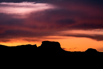 Pedra do Baú, São Bento do Sapucaí, São Paulo: Amanhecer com a silhueta do Complexo da Pedra do Baú, Ana Chata e Bauzinho