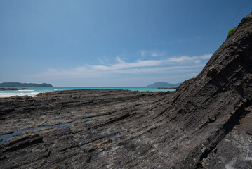 Fototapeta na wymiar 青い空 青い海 岩場のある海岸