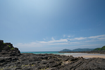 Fototapeta na wymiar 青い空 青い海 白い砂 岩場のある海岸