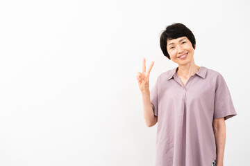 ピースサインをするミドル女性