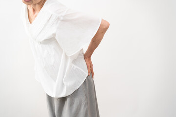 健康イメージ　腰をさするミドル女性