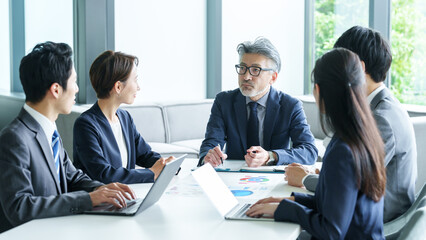 オフィスでミーティングをするビジネスパーソン