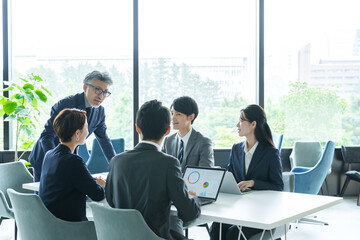 オフィスでミーティングをするビジネスパーソン