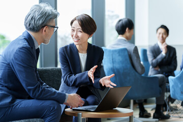 応接室で打ち合わせをするビジネスパーソン