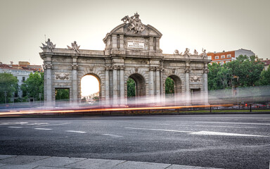 Obraz premium La Puerta de Alcalá al atardecer, Madrid, España