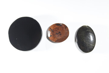 Tres piezas de obsidiana de distintos tipos que suelen ser usadas por personas que creen en el...