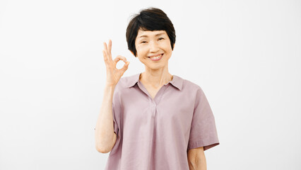 オッケーポーズをするミドル女性