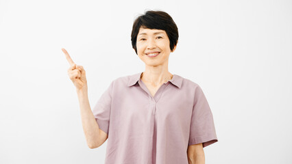 指差しをするミドル女性