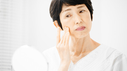 ビューティーイメージ　口元を気にするミドル女性
