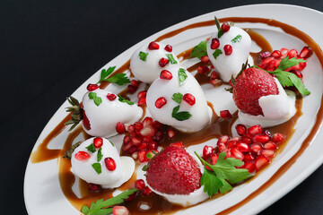 strawberries with cream and chocolate, fresas, granada, nogada