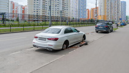 The wheels were removed from the car by thieves on June 20, 2022 in Moscow