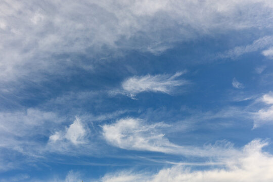 Cirrus oder Federwolke im blauen Himmel