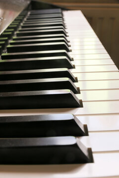 Klaviertastatur mit weißen und schwarzen Tasten im Hochformat