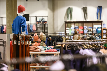 magasin mode vetement achat vente collection mannequin presentation vitrine exposition homme