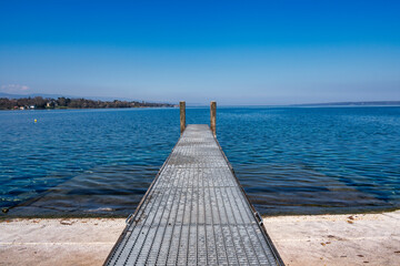ponton sur le lac L&eacute;man