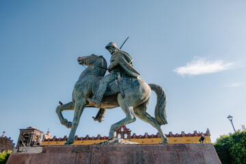 Naklejka premium Plaza Civica Ignacio Allende Statue San Miguel de Allende