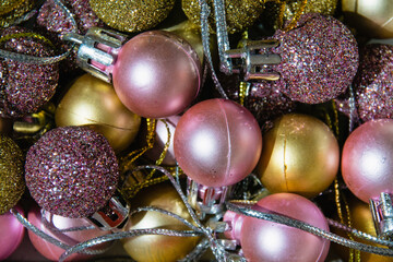 Obraz premium Christmas background, many Christmas balls decorated in yellow and purple