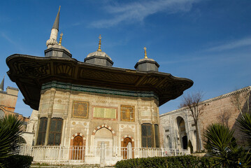 Fuente del sultan Ahmet III (1728),detras la puerta imperial del palacio Topkapi.Sutanahmet.Estambul.Turquia.