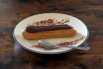 éclair au chocolat dans une assiette 