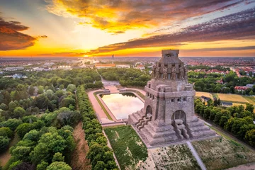 Panoramablick über die Stadt Leipzig mit dem Völkerschlachtdenkmal während dem Sonnenuntergang, Sachsen, Deutschland © Votimedia