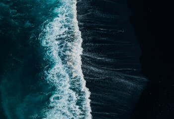 Blaues Meer und schwarzer Strand mit der Drohne Vulkaninsel 5 - obrazy, fototapety, plakaty