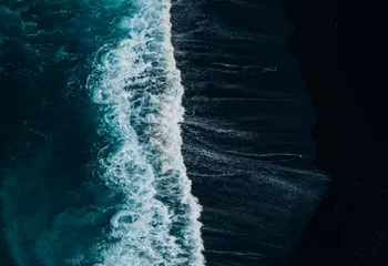 Foto auf Alu-Dibond Blaues Meer und schwarzer Strand mit der Drohne Vulkaninsel 5 © Marlon