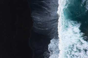 Blaues Meer und schwarzer Strand mit der Drohne Vulkaninsel 4 - obrazy, fototapety, plakaty