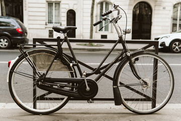 Fototapeta na wymiar Vintage bicycle in a Parisian street