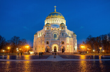 Fototapeta premium Kronstadt at night. Marine Cathedral of St. Nicholas the Wonderworker.