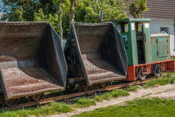 Alte Deichbaulok mit Loren, sie diente zur Errichtung des Deiches, auf Schienen wurde die Erde...