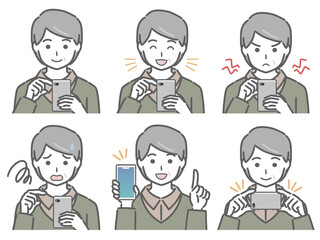 スマホを操作する中年男性（私服）