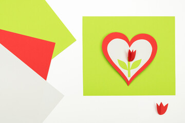 DIY and children's creativity. Step-by-step instructions: how to make a card in the form of a heart with a tulip flower. Step 5. Bonding of parts.