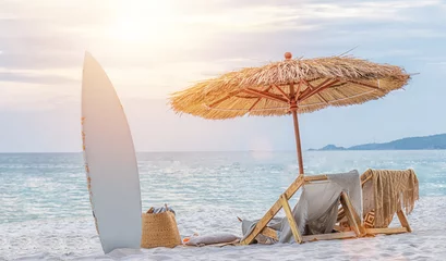 Gordijnen mooi rustig wit zandstrand met twee strandstoelen en een rieten parasol met surfplank. romantische zomervakantie op tropisch privé-eiland voor reclameachtergrond voor luxe zeeresorts. © asiandelight