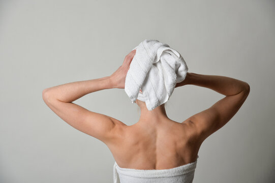 frau blonde haare stehend glücklich im bademantel dusche showering welness handtuch badetuch umziehen umkleide badezimmer