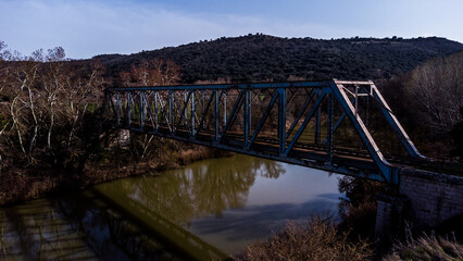 Fototapeta na wymiar Puente de hierro sobre el rio Duero