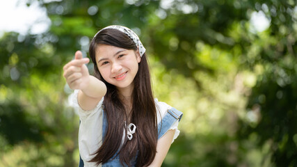 Photo portait smiling Girl in Green Park green city park in spring smiling dreamy, Smiling young brunette woman girl