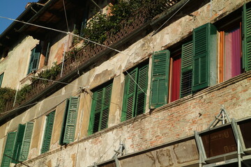 Fototapeta na wymiar Finestre Veronesi - Veronesian Window