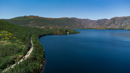 LAGO DE SANABRIA Y LAGUNA DE LOS PECES (ZAMORA) © TORI