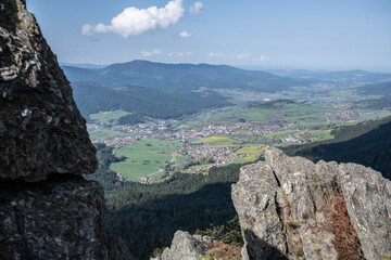 Fototapeta premium Aussicht unterhalb des kleinen Osser auf Lam und Blick in das Tal