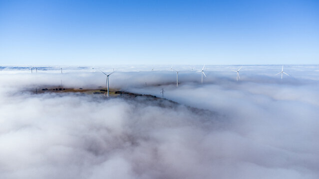 Entre mar de nubes y aerogeneradores en la meseta de CASTILLA Y LE&Oacute;N