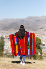 Peruanerin mit traditionellem Poncho aus Cusco.