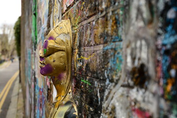 Donna emerge dal muro